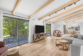 The Red House - Near Golf, Beaches & Communal Pool by Yosemite Region 