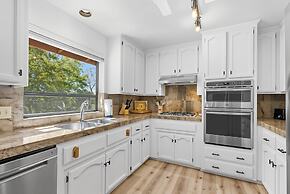 The Red House - Near Golf, Beaches & Communal Pool by Yosemite Region 