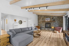 The Red House - Near Golf, Beaches & Communal Pool by Yosemite Region 