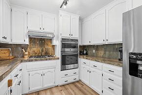 The Red House - Near Golf, Beaches & Communal Pool by Yosemite Region 