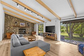 The Red House - Near Golf, Beaches & Communal Pool by Yosemite Region 