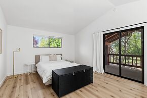 The Red House - Near Golf, Beaches & Communal Pool by Yosemite Region 