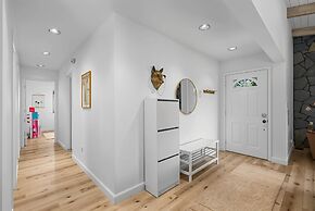 The Red House - Near Golf, Beaches & Communal Pool by Yosemite Region 