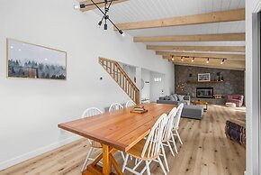 The Red House - Near Golf, Beaches & Communal Pool by Yosemite Region 