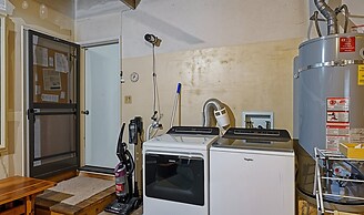 The Red House - Near Golf, Beaches & Communal Pool by Yosemite Region 