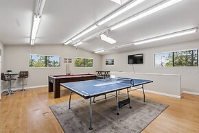 Heavenly Hilltop - 3-Level Home with Game Room by Yosemite Region Reso
