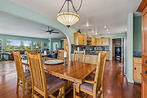 Heavenly Hilltop - 3-Level Home with Game Room by Yosemite Region Reso