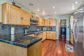 Heavenly Hilltop - 3-Level Home with Game Room by Yosemite Region Reso