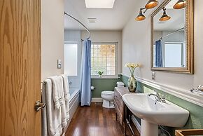 Heavenly Hilltop - 3-Level Home with Game Room by Yosemite Region Reso