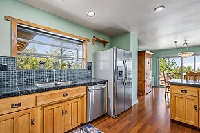 Heavenly Hilltop - 3-Level Home with Game Room by Yosemite Region Reso