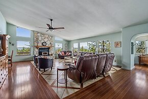 Heavenly Hilltop - 3-Level Home with Game Room by Yosemite Region Reso