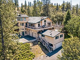 Heavenly Hilltop - 3-Level Home with Game Room by Yosemite Region Reso