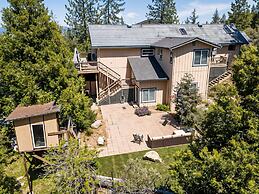 Heavenly Hilltop - 3-Level Home with Game Room by Yosemite Region Reso
