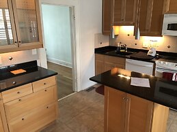 Bay View Bungalow By The Pier 4 Bedroom Home by RedAwning