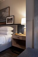 The Louis Hotel