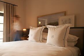 The Louis Hotel
