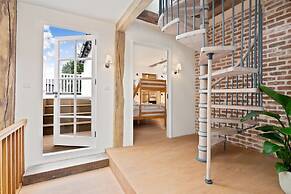 The Manor at Minstrel Court