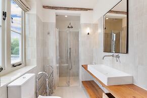 The Manor at Minstrel Court