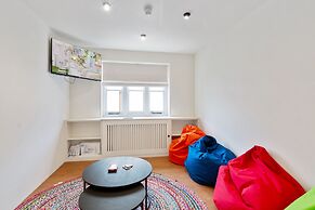 The Manor at Minstrel Court