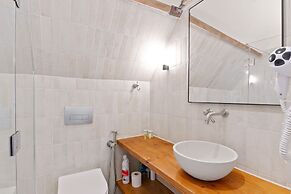 The Manor at Minstrel Court