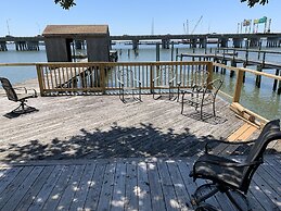 The Boat House - Water Front, Wifi, Pet Friendly 1 Bedroom Home by Red