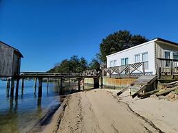 The Boat House - Water Front, Wifi, Pet Friendly 1 Bedroom Home by Red
