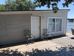 The Boat House - Water Front, Wifi, Pet Friendly 1 Bedroom Home by Red