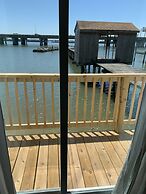The Boat House - Water Front, Wifi, Pet Friendly 1 Bedroom Home by Red
