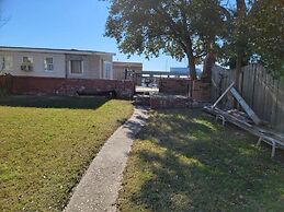 The Boat House - Water Front, Wifi, Pet Friendly 1 Bedroom Home by Red