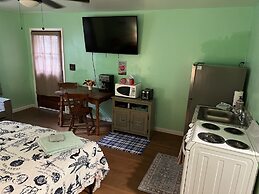 Boat House Studio - Water Front Pets Wifi Smart Tv Apts by RedAwning