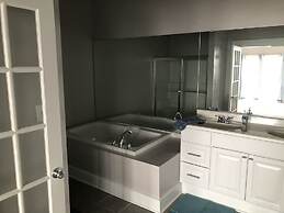 Mariners Cove 4 Bedroom Cottage by RedAwning