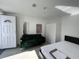 Immaculate 1-bed Studio in London