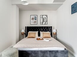 Sanders Port - Vibrant Studio Near Piraeus Port