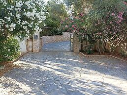 Beautiful 2-bed House in Saronida