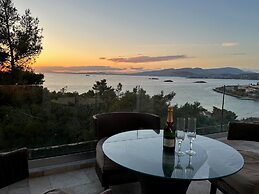 Luxurious 2-bed Seaside Apartment in Saronida