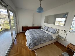 Luxurious 2-bed Seaside Apartment in Saronida