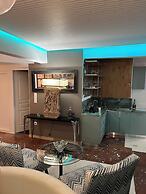 Luxurious 2-bed Seaside Apartment in Saronida