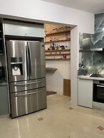 Luxurious 2-bed Seaside Apartment in Saronida