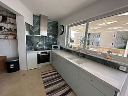 Luxurious 2-bed Seaside Apartment in Saronida