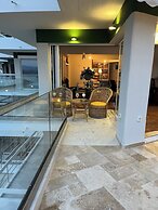 Luxurious 2-bed Seaside Apartment in Saronida