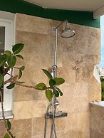 Luxurious 2-bed Seaside Apartment in Saronida