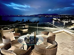 Luxurious 2-bed Seaside Apartment in Saronida