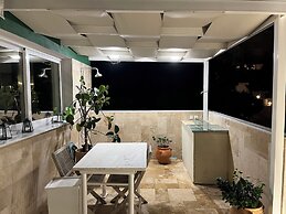 Luxurious 2-bed Seaside Apartment in Saronida