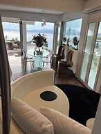 Luxurious 2-bed Seaside Apartment in Saronida