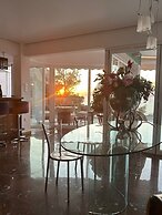 Luxurious 2-bed Seaside Apartment in Saronida