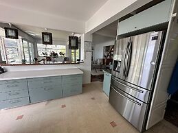 Luxurious 2-bed Seaside Apartment in Saronida