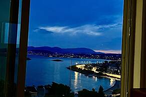 Luxurious 2-bed Seaside Apartment in Saronida