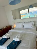 Luxurious 2-bed Seaside Apartment in Saronida
