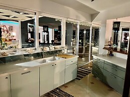 Luxurious 2-bed Seaside Apartment in Saronida