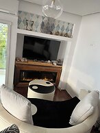 Luxurious 2-bed Seaside Apartment in Saronida